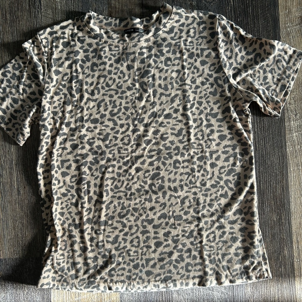 Leopard print short sleeve shirt